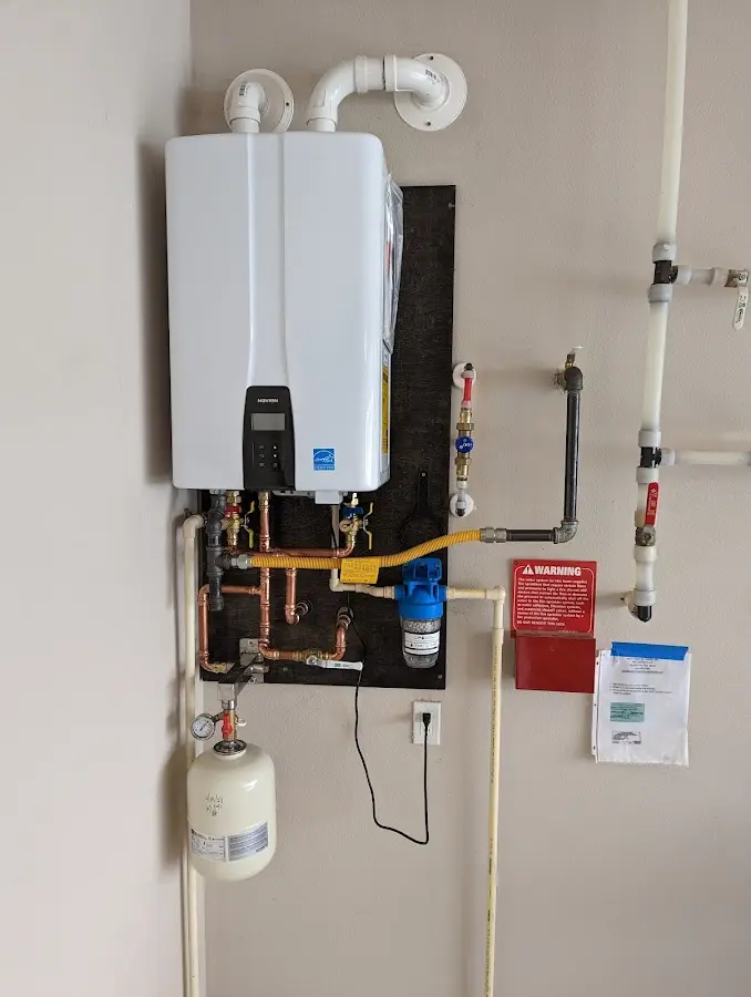 Professional plumber installing copper piping in a Dade City North home